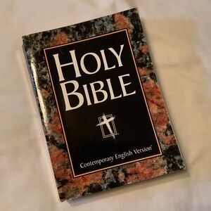 CEV Holy Bible, Easy-Reading Giant Print- Like new!
